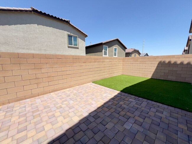 Building Photo - 4 bedroom, 2.5 bathroom home located in North West, Las Vegas