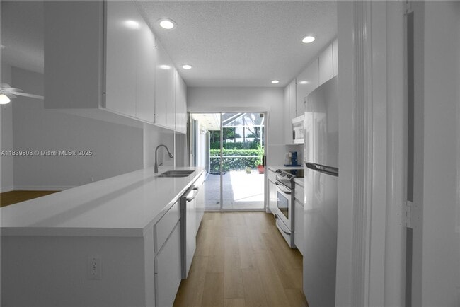 Building Photo - 9189 Sun Terrace Cir