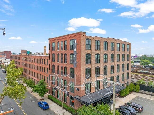 Building Photo - 154 Ave E