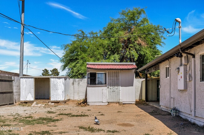 Building Photo - 102 W Holly Ln