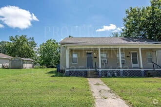 Building Photo - 2-Bedroom Duplex