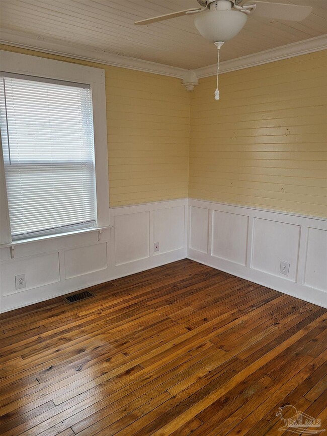 Building Photo - 512 E De Soto St