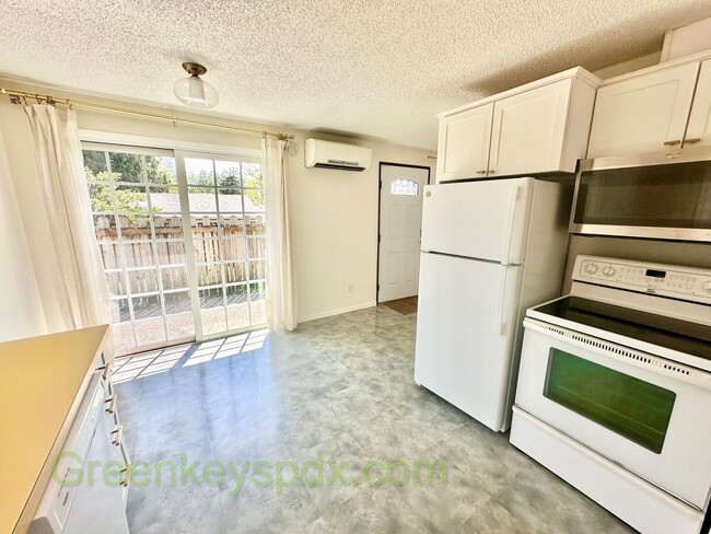 Building Photo - Awesome 2-Bedroom Condo Near Multnomah Vil...