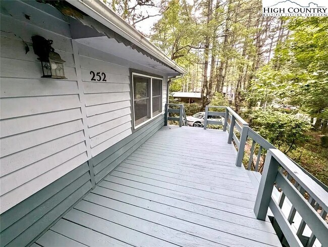 Building Photo - 252 Trillium Rd