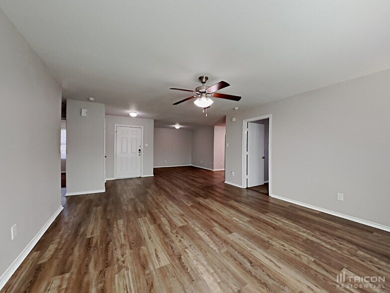 Building Photo - 814 Lightningbug Ln
