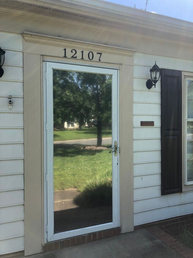 Building Photo - Wonderfully updated 3 bedroom 2 bath ranch...
