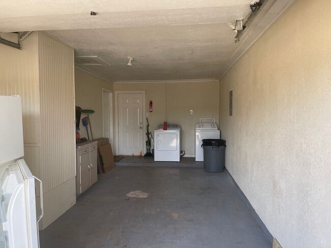 Building Photo - 3/1/1 Ready April 1