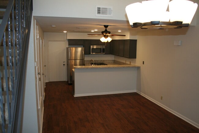 Building Photo - 2112 E Airline Rd