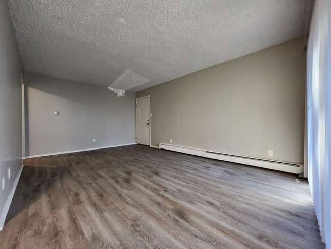 Building Photo - Beautifully Renovated 1-Bed, 1-Bath Apartment – Main Level Living | Move In Today and Get Your 2n...