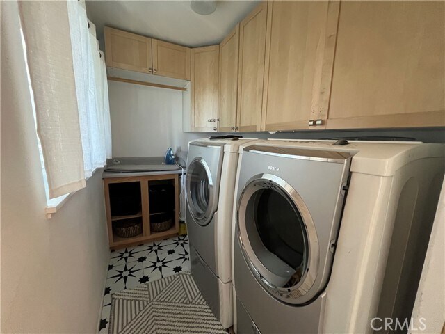 Building Photo - 23870 Lakeview Dr
