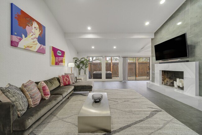 Building Photo - 313 Melorine Dr