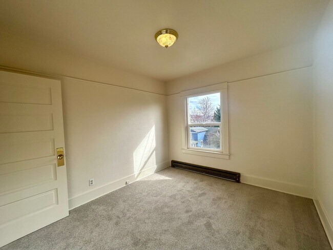 Building Photo - 1030