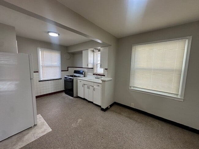 Building Photo - 4873 Woodstock Ave