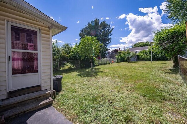 Building Photo - 207 7th Ave