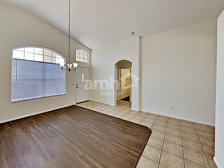 Building Photo - 12554 W Holly St