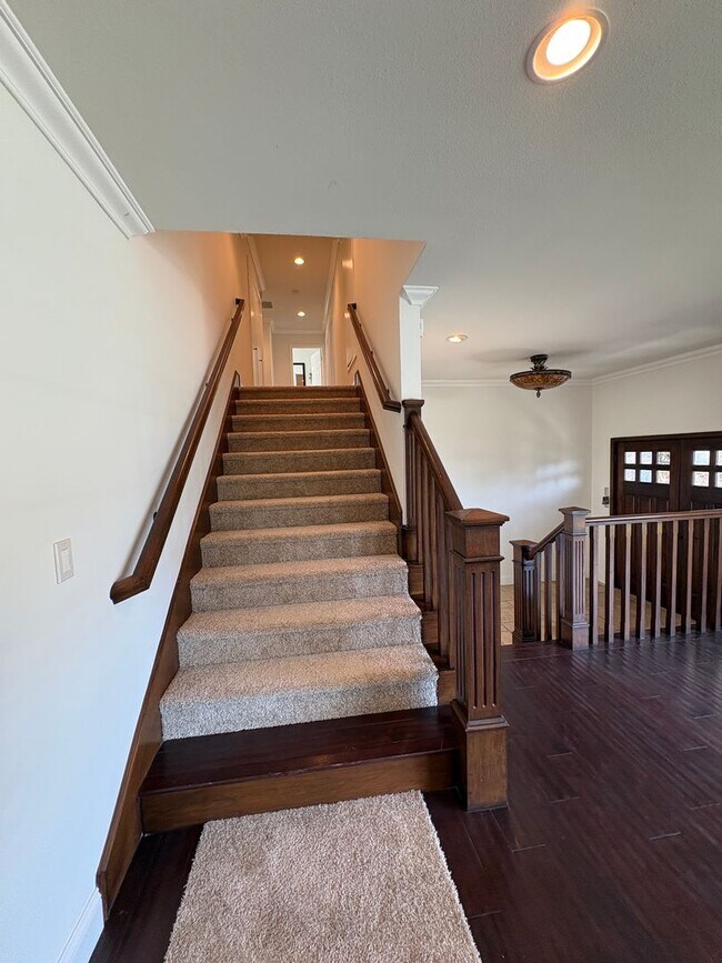 Building Photo - Spacious House - 2 stories - 4 Bedrooms + 2.5 Baths & large 2 car garage