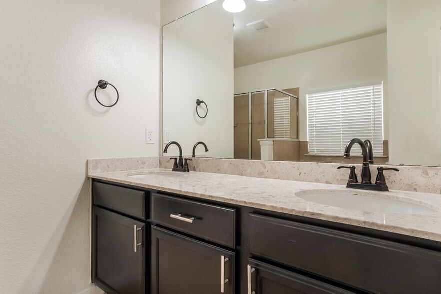 Building Photo - 8343 Broadleaf Ave