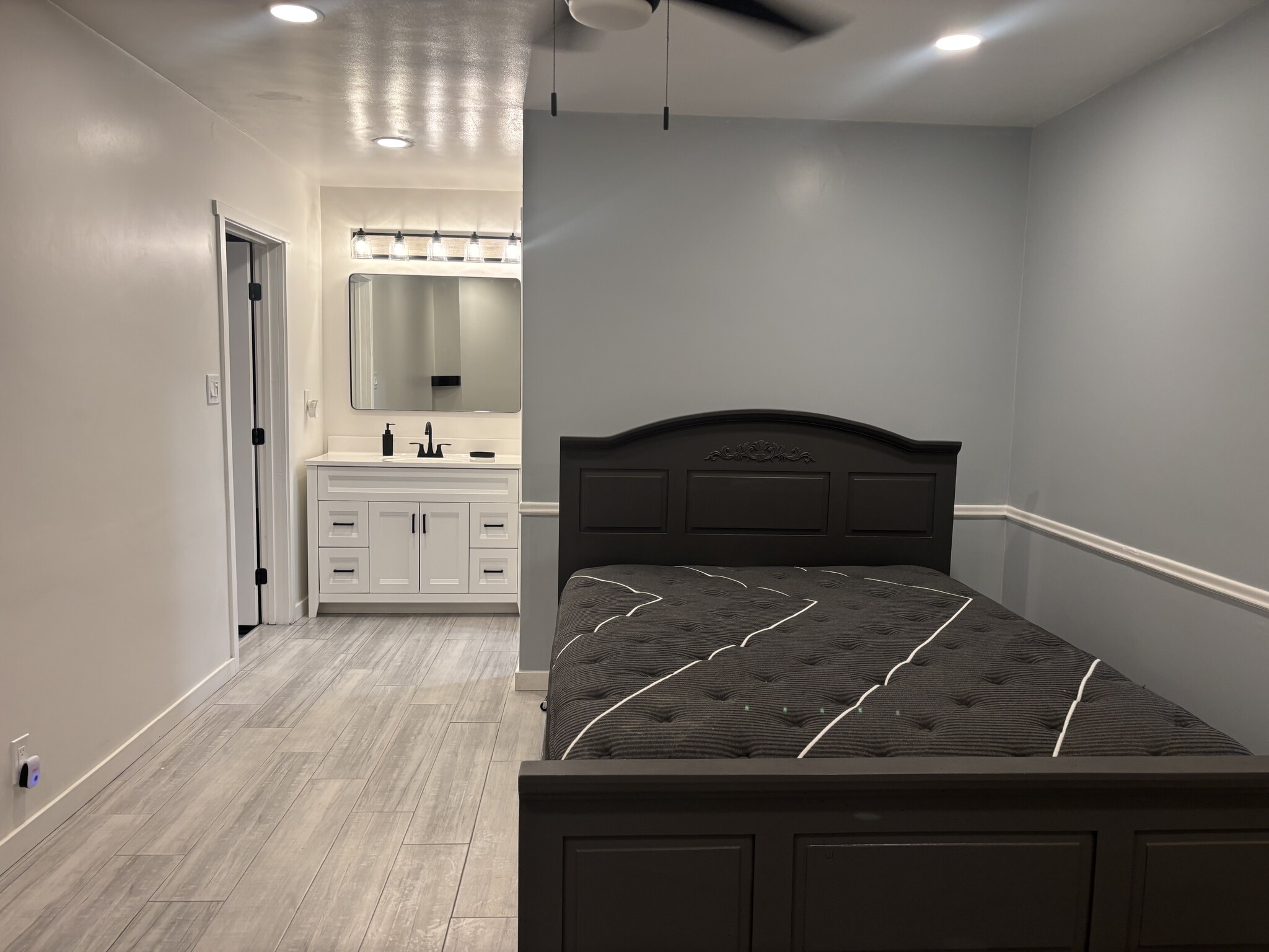 Building Photo - 1550 N Cypress Ave