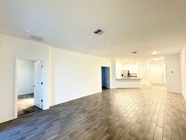 Building Photo - Rare find In-Law suite Home! Single family house with Separate entry and kitchen, laundry set!