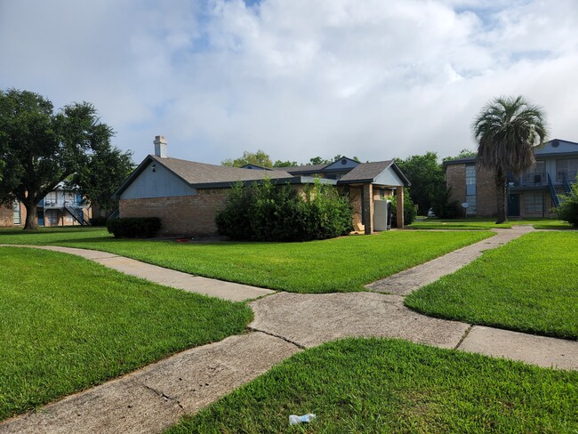 Building Photo - Amber Park Apartments