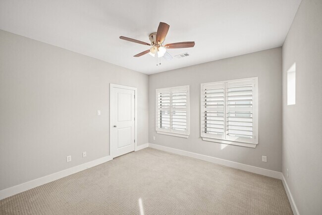 Building Photo - 2547 S Calumet St