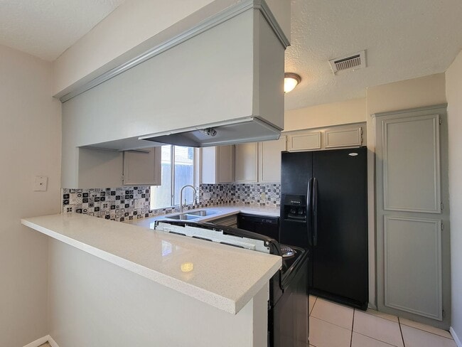 Building Photo - Three bedroom 2 full bath duplex style hom...