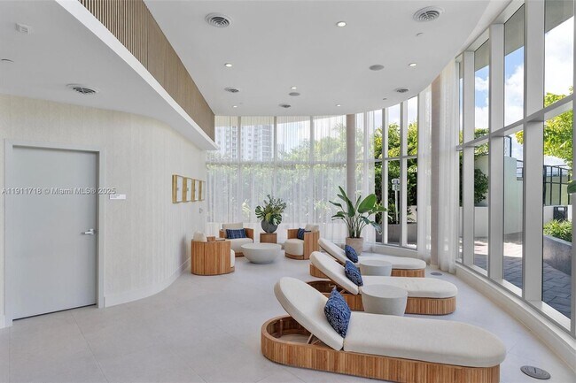 Building Photo - 700 NE 24th St