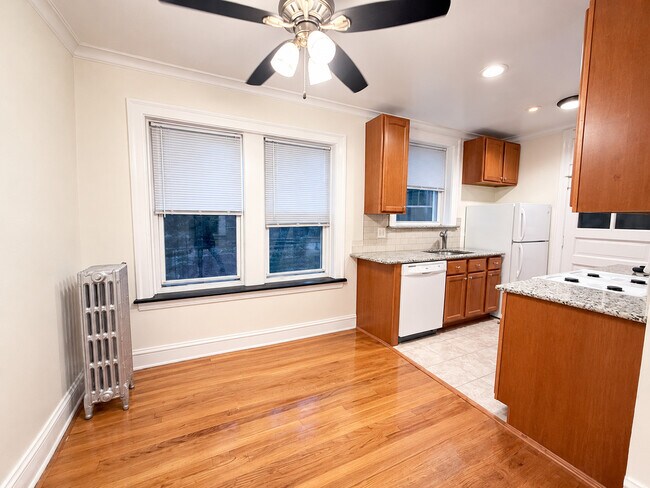 Building Photo - 2044 W Farragut Ave