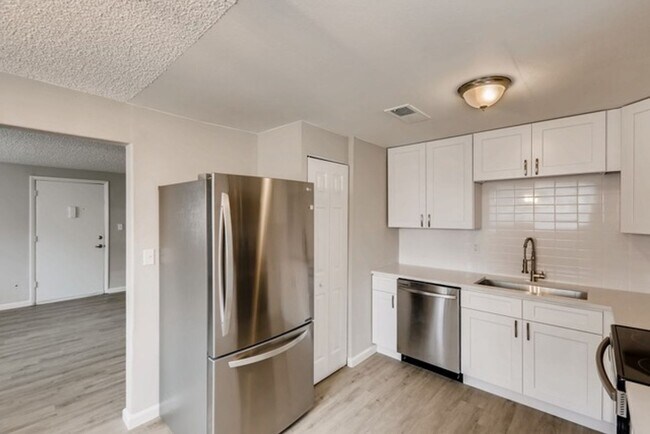 Building Photo - 3 Bedroom 2 Bathroom Condo in Lakewood!