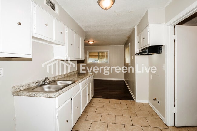 Building Photo - 3325 Cedar Springs Dr