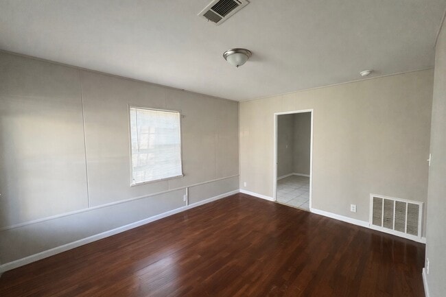 Building Photo - 249 Gloria Rd SW