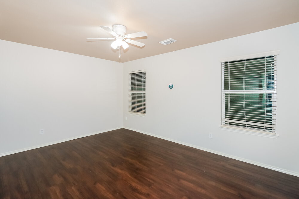 Building Photo - 5027 Oak Briar Ln