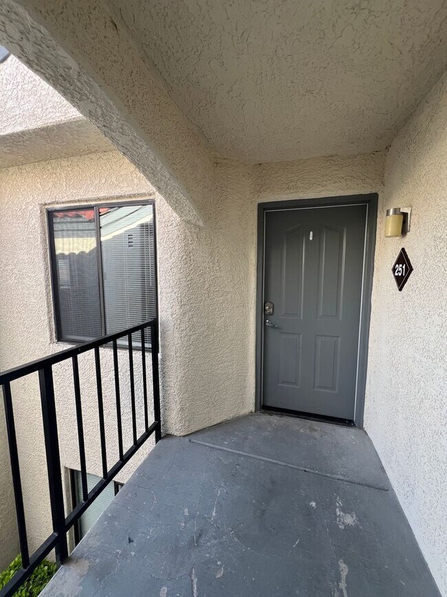 Building Photo - Newly Renovated Enclaves Condo!