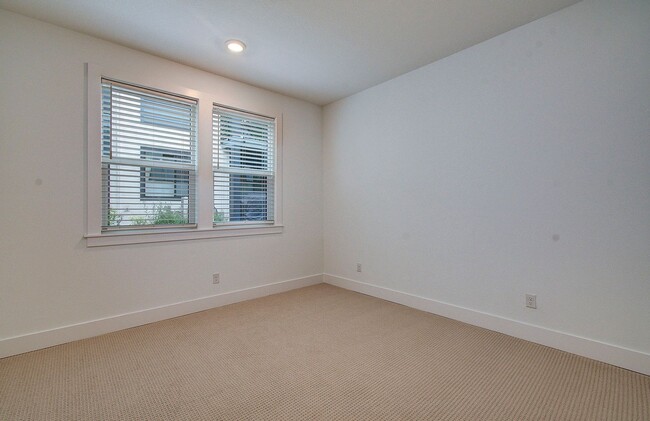 Building Photo - Luxury Upgraded Executive Townhome | 4 Bed | 3 Bath in Prime Camas School District