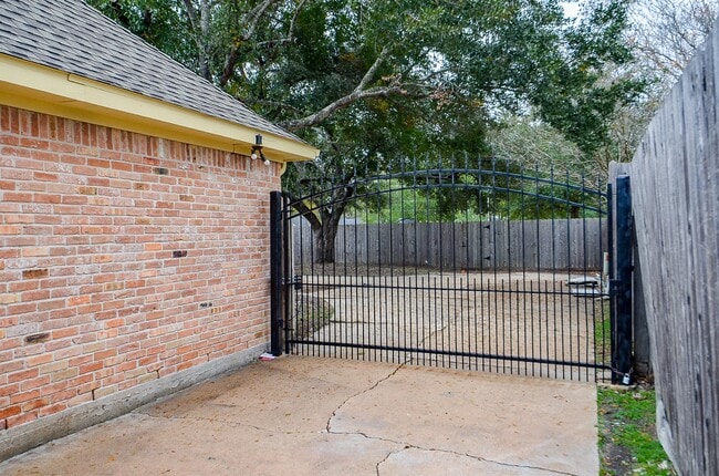 Building Photo - 1606 Crystal Hills Dr