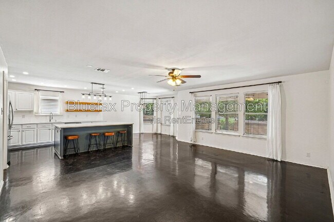 Building Photo - 315 Hollow Grove
