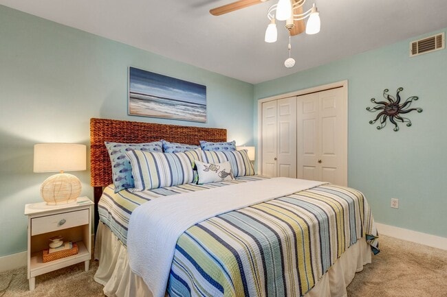 Building Photo - ** NAPLES COVE @ BAY FOREST ** 2 BED / 2 B...