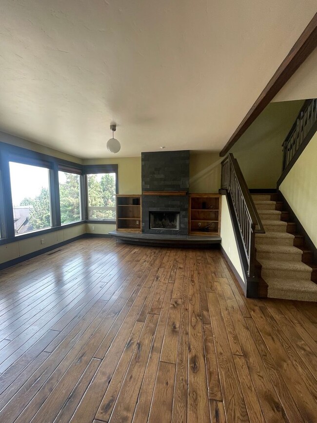 Building Photo - Gorgeous 4 Bedroom Home on Awbrey Butte!