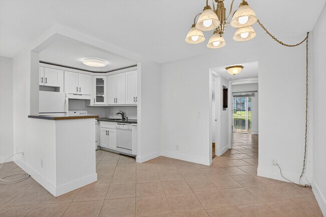 Building Photo - 177 Fanshaw E