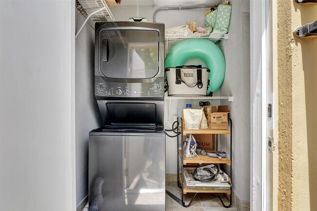 Building Photo - 744 NE 14th Ave