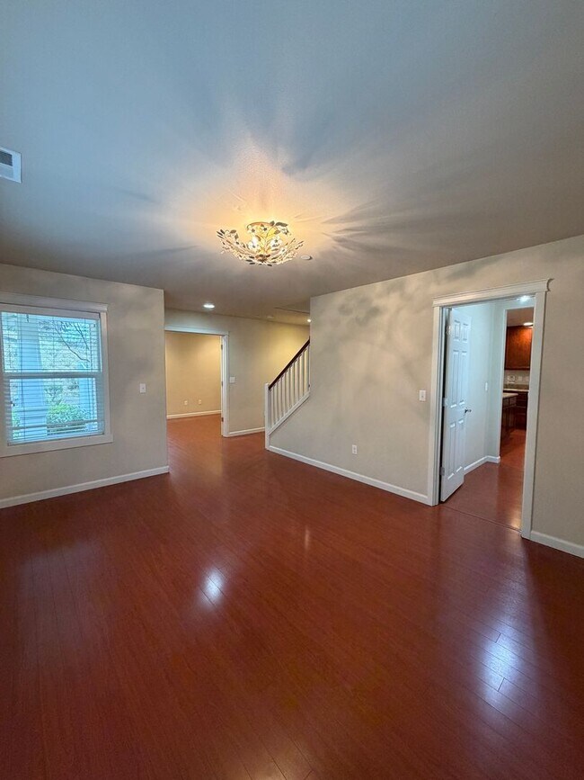 Building Photo - 1204 Burnside Pl