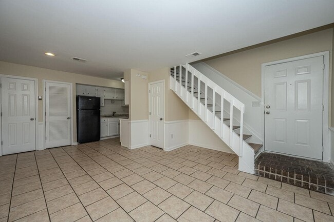 Building Photo - 2494 Etiwan Ave