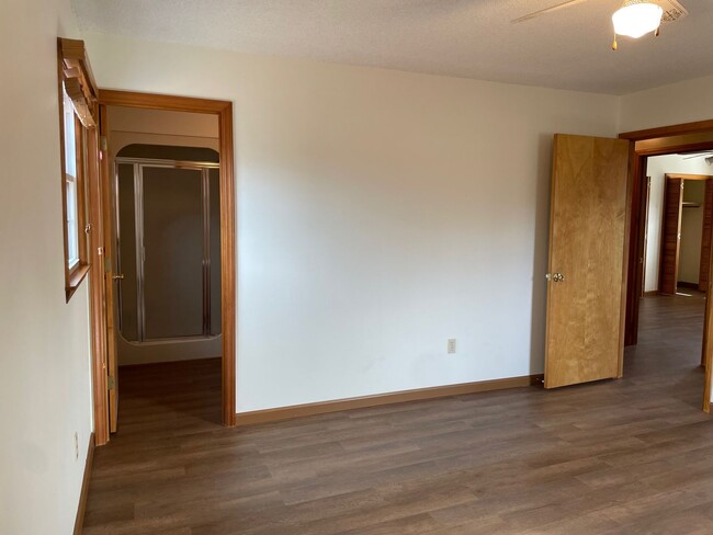 Building Photo - 3 BED, 2 BATH, WITH FULL BASEMENT WITH BAT...