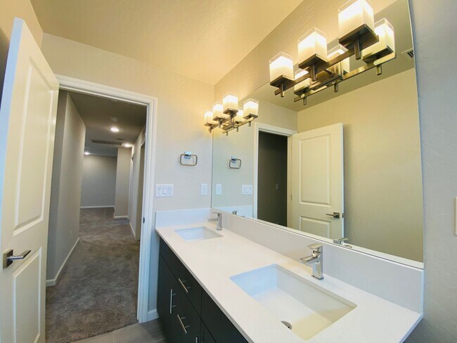 Building Photo - COMING SOON! $2,750 Ashlan & Highland, 4 B...