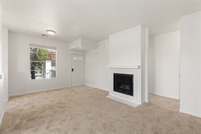 Building Photo - ? Spacious 2 Bedroom / 2 Bath Condo in Sab...