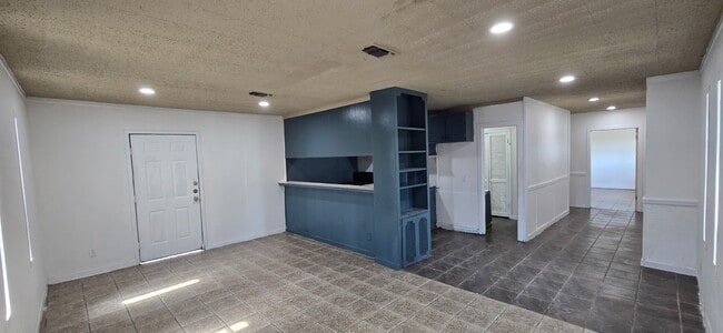 Building Photo - 206 Raymac St