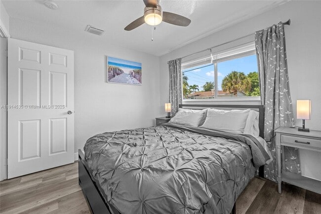 Building Photo - 1208 NE 5th Ave