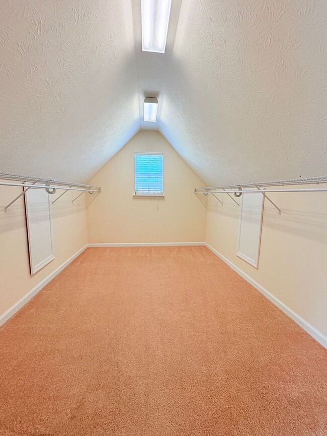 Building Photo - Large Spacious Home With Fully Fenced In Y...