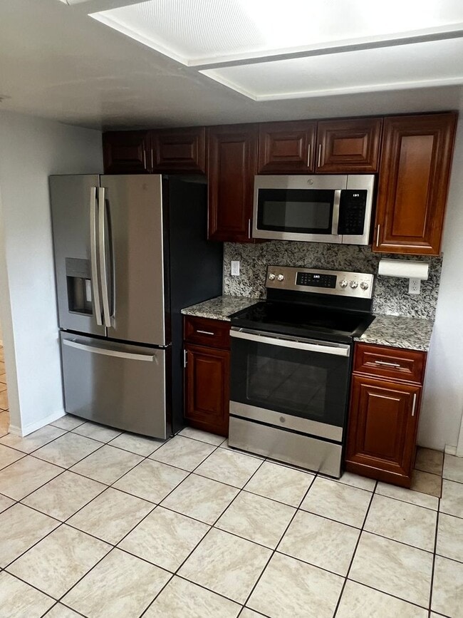 Building Photo - 3 BEDROOM 2 BATH CONVENIENTLY LOCATED WITH A TROPICAL OASIS IN THE BACK YARD!