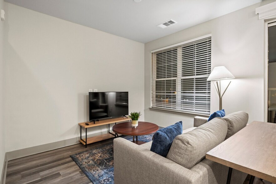 Building Photo - 2026 Clifton Ave